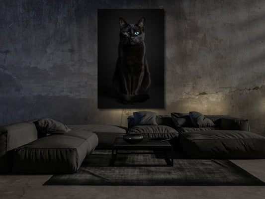 Dark Fantasy schwarze Katze Wandbild im modernen Wohnzimmer – vertikales Großformat Poster mit blauen Augen