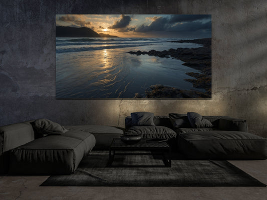 Ruhige Küstenlandschaft bei Dämmerung als Dark Fantasy Wandkunst im Wohnraum