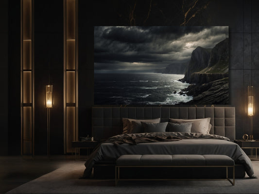 Stimmungsvolle Küstenlandschaft mit dramatischem Himmel als Dark-Fantasy Poster im Format 100x70 über einem Bett in einem luxuriösen Schlafzimmer mit dunklen Wänden und indirekter Beleuchtung.