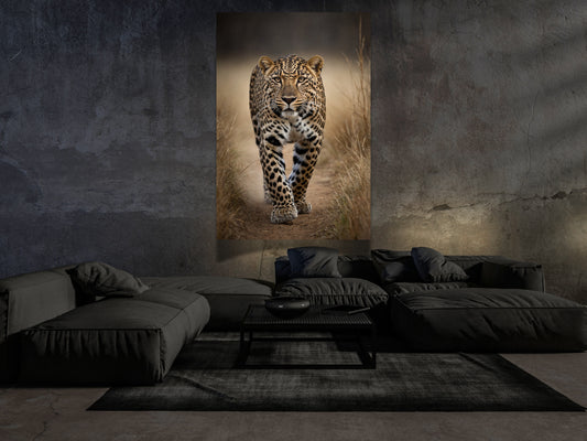 Großformatiger Leopard als Dark Fantasy Wandbild über modernem Sofa in reduziertem Wohnraum