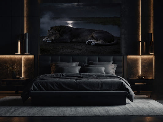 Dunkler Löwe am stillen Wasser als Leinwandkunst über einem Bett im Schlafzimmer