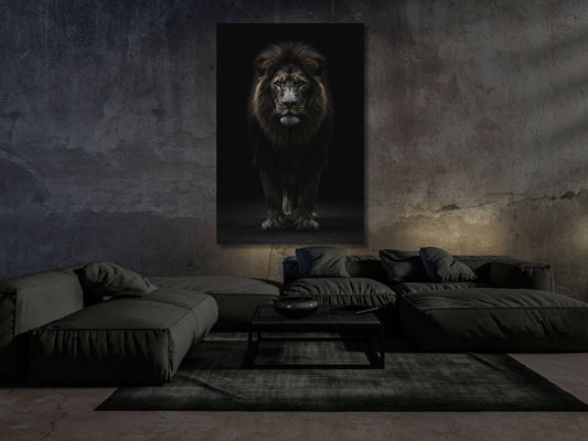 Dark Fantasy Löwe Wandbild im modernen Wohnzimmer – schwarzer Löwe mit intensiver Lichtstimmung als Großformat Poster