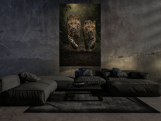 Großformatige zwei Leoparden im Gleichschritt als Dark Fantasy Wandbild über modernem Sofa