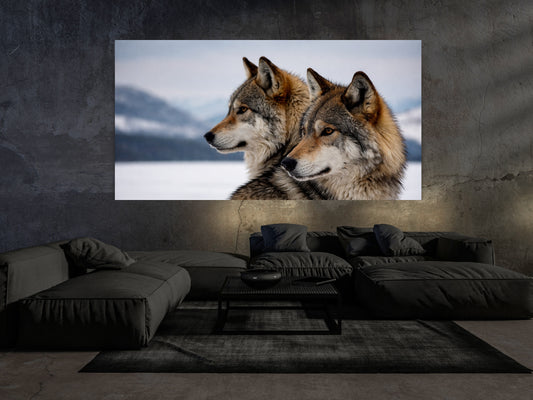 Horizontales Wolf Wandbild im modernen Wohnraum Mockup – zwei Wölfe in ruhiger Verbindung vor Winterlandschaft