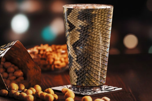 Luxuriöses Reptilienglas mit atmosphärischer Home-Bar-Wirkung und goldenen Lichtreflexen
