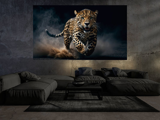 Großformatiges Dark Fantasy Jaguar Wandbild im Wohnraum Mockup – dynamische Bewegung, grüner Blick und kontrollierte Kraft in dunkler Atmosphäre.
