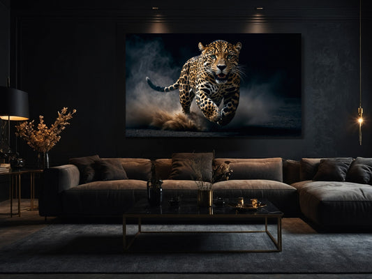 Jaguar Wandbild Poster im Querformat über einem Sofa in einem stilvollen Wohnzimmer mit dunkler Einrichtung und warmer Beleuchtung, dynamische Tierkunst als Blickfang