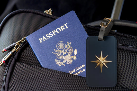 Kofferanhänger mit goldenem Polarstern neben Reisepass auf einer Reisetasche als stilvolles Reiseaccessoire
