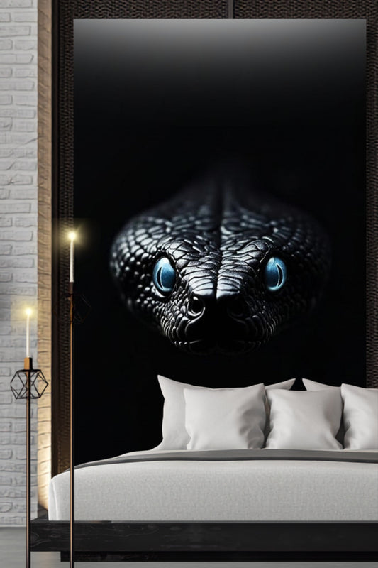 Leinwand einer schwarzen Schlange mit leuchtenden Augen an einer weißen Mauer über einem Bett in einem eleganten Schlafzimmer