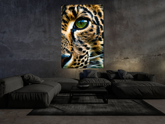 Leopardenprofil Dark Fantasy Tierkunst als großformatiges Wandbild in minimalistischem Wohnraum Mockup