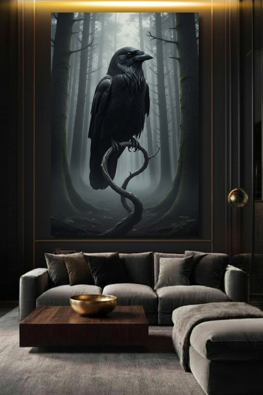 Rabe im Nebelwald als großformatiges Poster im Wohnzimmer – starke Präsenz durch Kontrast, Tiefe und cineastische Lichtführung über dem Sofa