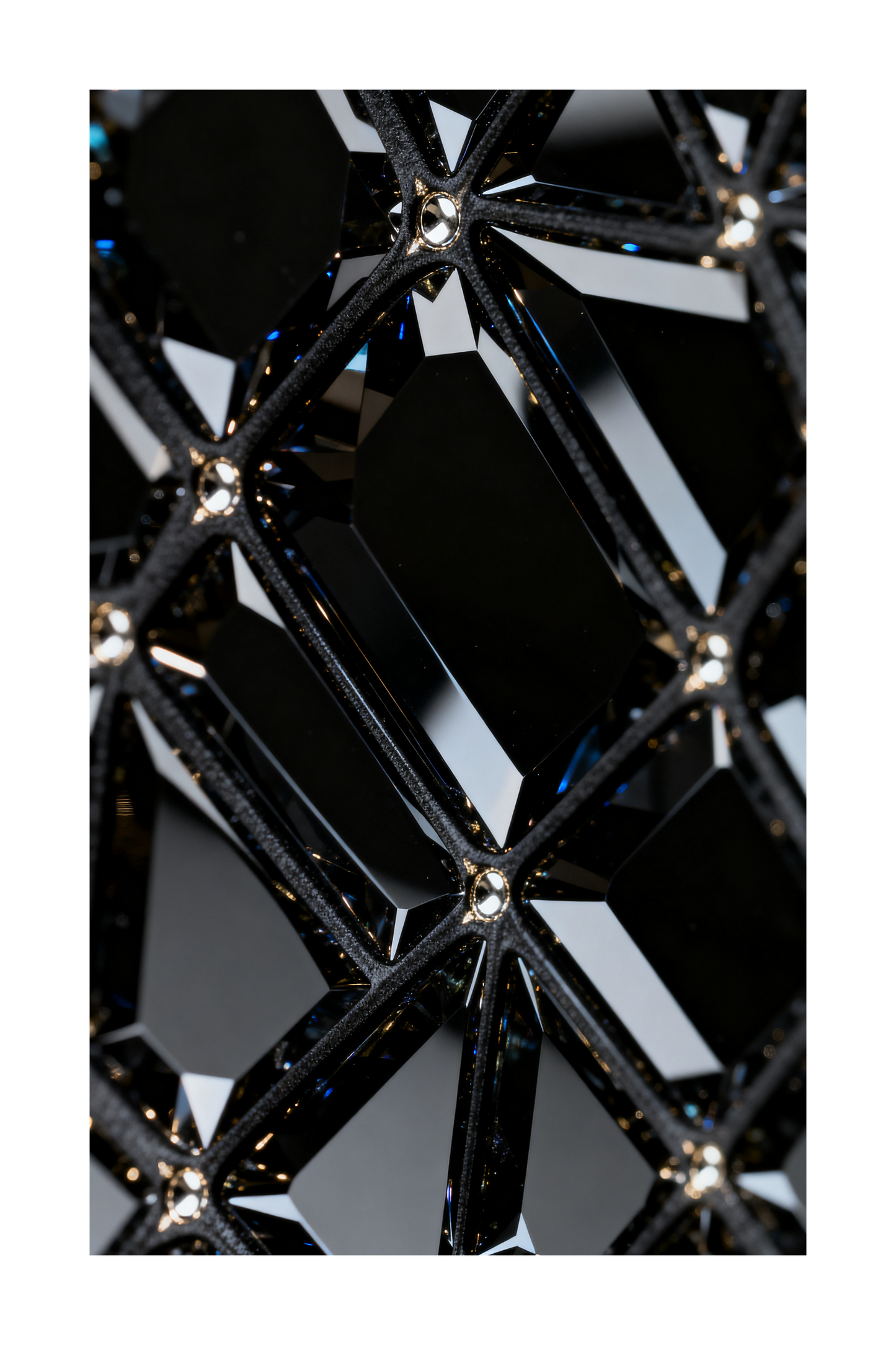 Freigestelltes Obsidian Glas mit facettierter Kristalloptik und tiefschwarzer Luxusoberfläche