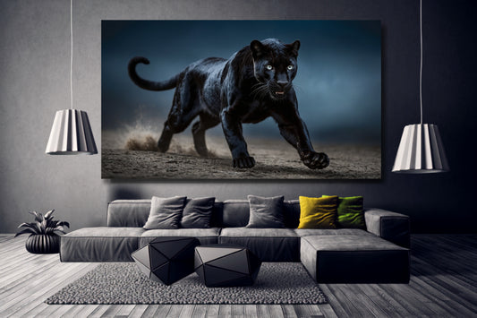Poster eines schwarzen Panthers in kraftvoller Bewegung an dunkelgrauer Wand mit zwei silberfarbenen Pendelleuchten über einem grauen Ecksofa in modernem Wohnzimmer
