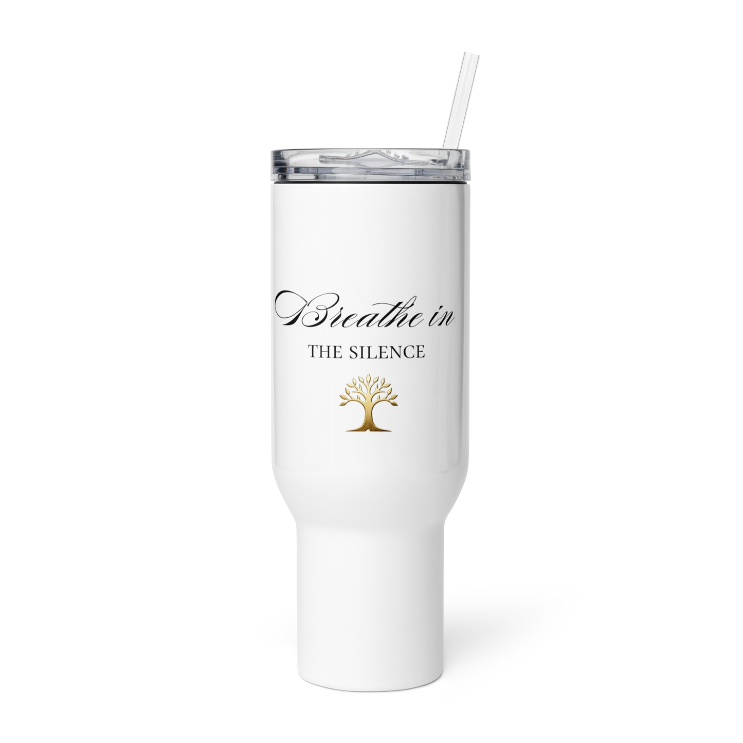 Reisebecher mit Griff „Breathe in the Silence“ mit schwarzer Typografie, goldenem Baum des Lebens und Strohhalm in Weiß als transparenter Freisteller der 40-Unzen-Variante in Vorderansicht.