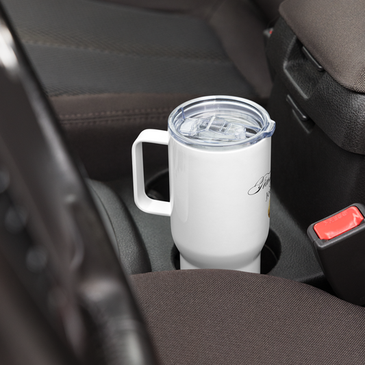 Reisebecher mit Griff „Trust Your Journey“ mit goldenem Mondsymbol im Getränkehalter eines Autos