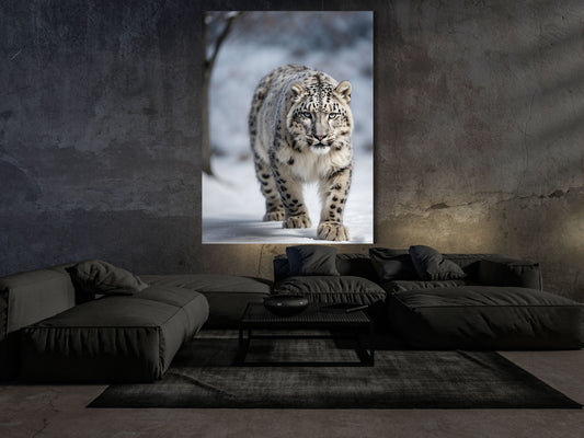 Schneeleopard Dark Fantasy Poster im minimalistischen Wohnraum mit kühler Winteratmosphäre