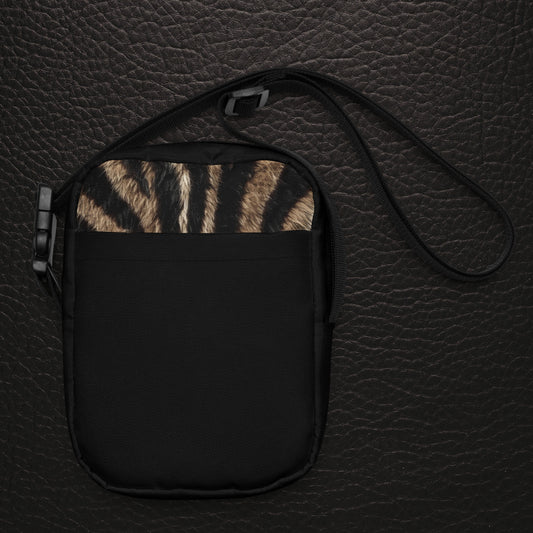 Zebra Muster Vorderseite der Crossbody Bag als Umhängetasche mit schwarzem Gewebe und natürlicher Fellstruktur als Hauptansicht auf dunklem Leder Hintergrund