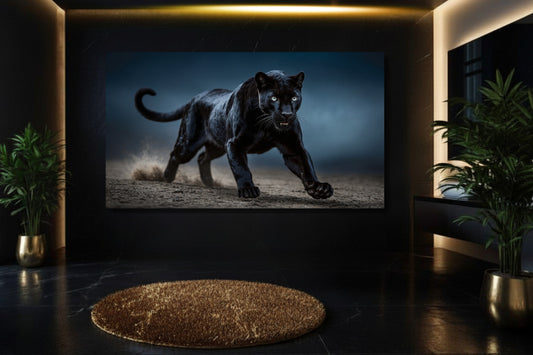 Schwarzer Panther in nächtlicher Bewegung als Poster im Querformat in stilvollem Badezimmer an dunkler Wand mit Goldakzenten – dynamische Tierdarstellung mit Tiefe