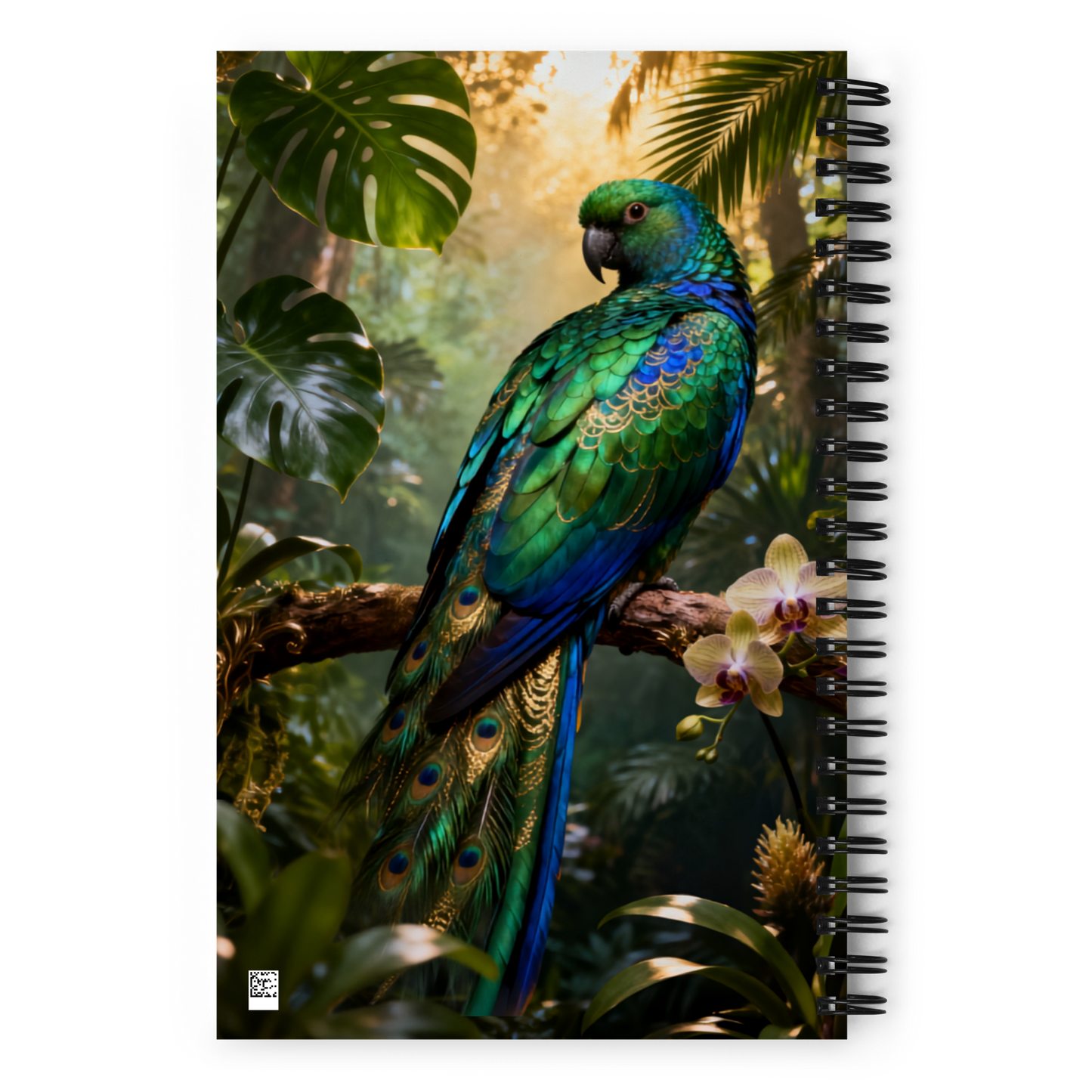 Spiralnotizbuch mit schillerndem exotischem Vogel vor tropischer Regenwaldkulisse als transparente Rückseitenansicht.