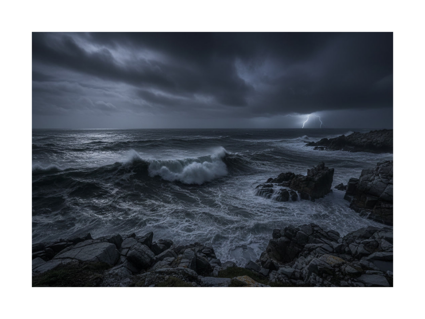 Freigestelltes Sturmmeer Poster mit dramatischer Ozeanlandschaft bei Nacht