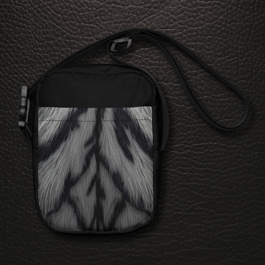 Frontansicht der weißen Tigerfell Crossbody Bag mit monochromem Fellmuster