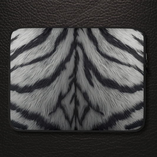 Weiße Tigerfell Laptop Tasche mit symmetrischer Fellstruktur und monochromen Kontrasten auf dunklem Untergrund