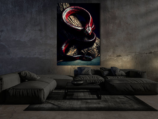 Großformatiges Dark Fantasy Schlangen Poster über modernem Sofa in minimalistischem Wohnraum.