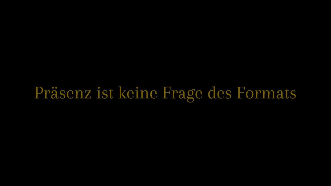 Präsenz ist keine Frage des Formats – Titelgrafik in goldener Schrift auf schwarzem Hintergrund