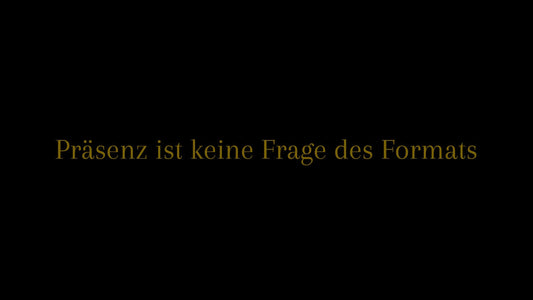 Präsenz ist keine Frage des Formats – Titelgrafik in goldener Schrift auf schwarzem Hintergrund