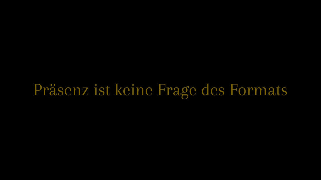 Präsenz ist keine Frage des Formats – Titelgrafik in goldener Schrift auf schwarzem Hintergrund