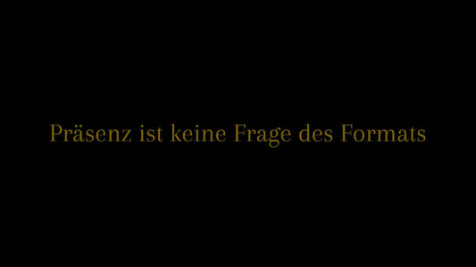 Präsenz ist keine Frage des Formats – Titelgrafik in goldener Schrift auf schwarzem Hintergrund