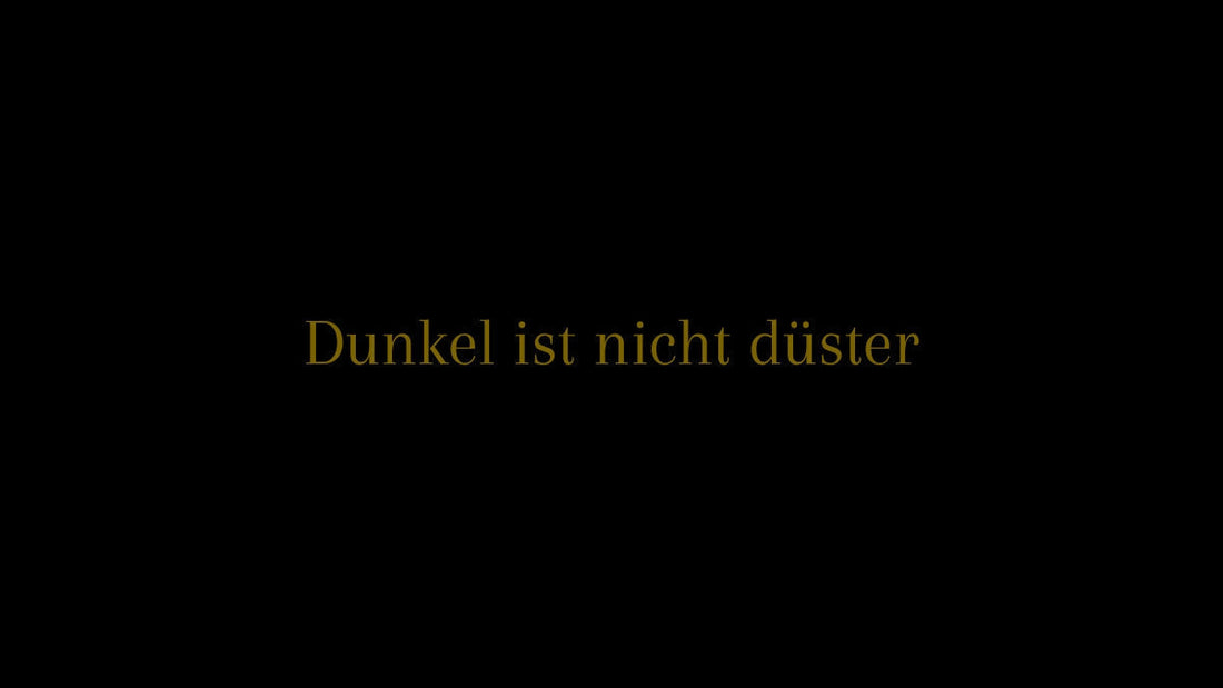 Dunkel ist nicht düster – Titelgrafik in goldener Schrift auf schwarzem Hintergrund