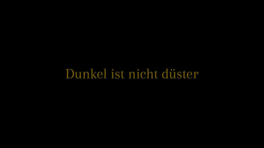 Dunkel ist nicht düster – Titelgrafik in goldener Schrift auf schwarzem Hintergrund