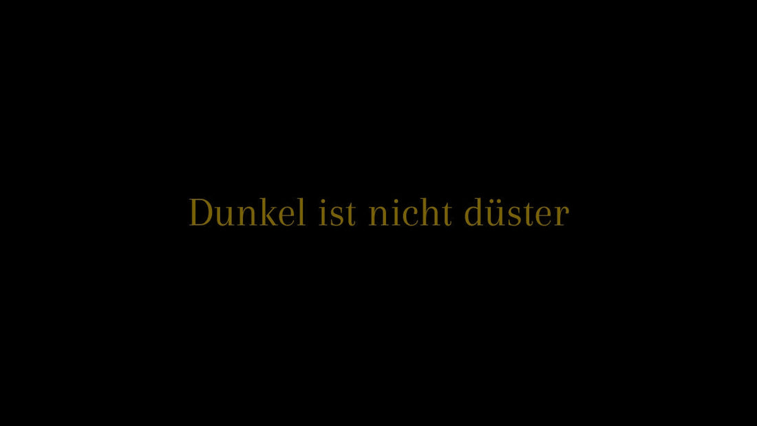 Dunkel ist nicht düster – Titelgrafik in goldener Schrift auf schwarzem Hintergrund