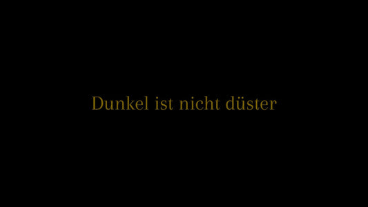 Dunkel ist nicht düster – Titelgrafik in goldener Schrift auf schwarzem Hintergrund
