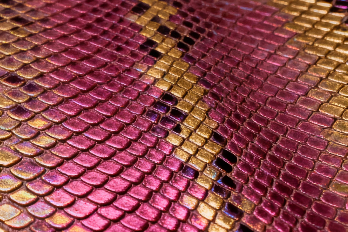 Glas in magenta-goldener Reptilienoptik