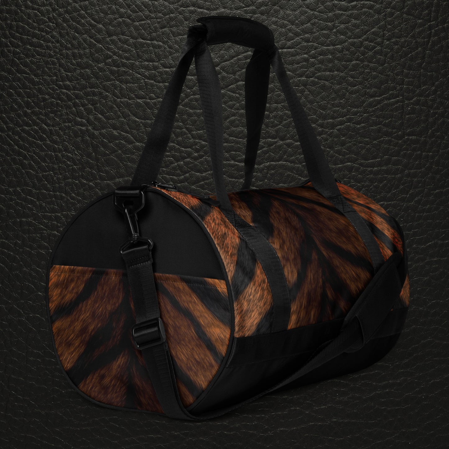 Tiger Weekender Bag mit luxuriöser Braun-Schwarz-Fellstruktur in seitlicher Perspektive und mit Tigerfell bedrucktem Aussenfach
