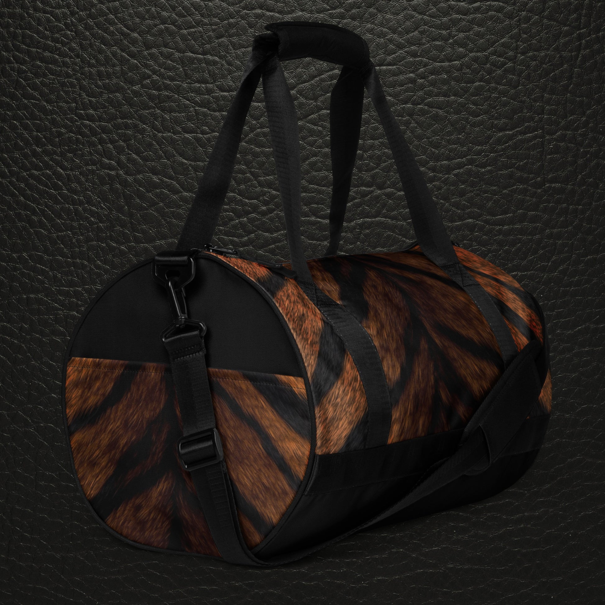 Tiger Weekender Bag mit luxuriöser Braun-Schwarz-Fellstruktur in seitlicher Perspektive und mit Tigerfell bedrucktem Aussenfach