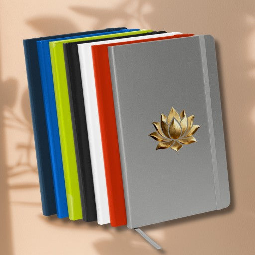 Hardcover Notizbuch mit goldenem Lotus-Symbol, präsentiert in verschiedenen Farbvarianten.