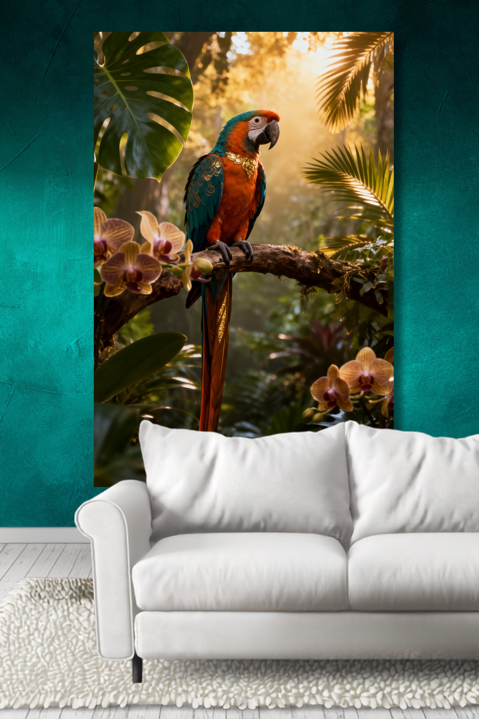 Leinwand mit farbenprächtigem Ara Papagei auf einem Ast in exotischer Tropenwelt mit warmem Sonnenlicht, tropischen Orchideen und üppiger Vegetation über einem weißen Sofa vor türkisfarbener Akzentwand.