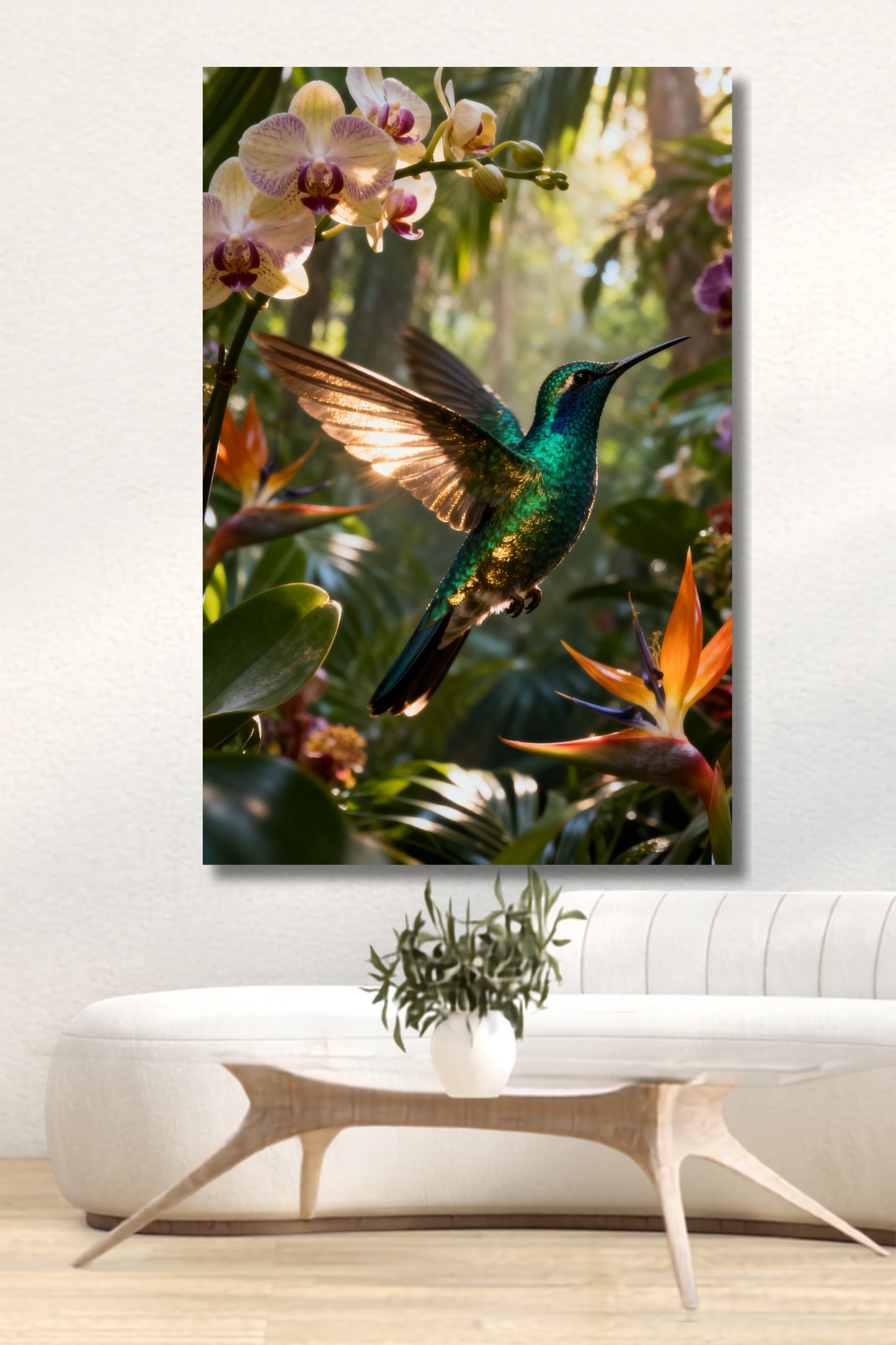 Leinwand mit schillerndem Kolibri vor tropischer Regenwaldkulisse über einer modernen Sitzbank. Exotische Blüten, warme Lichtstrahlen und leuchtende Grün- und Türkistöne verleihen dem Motiv eine elegante und lebendige Ausstrahlung.