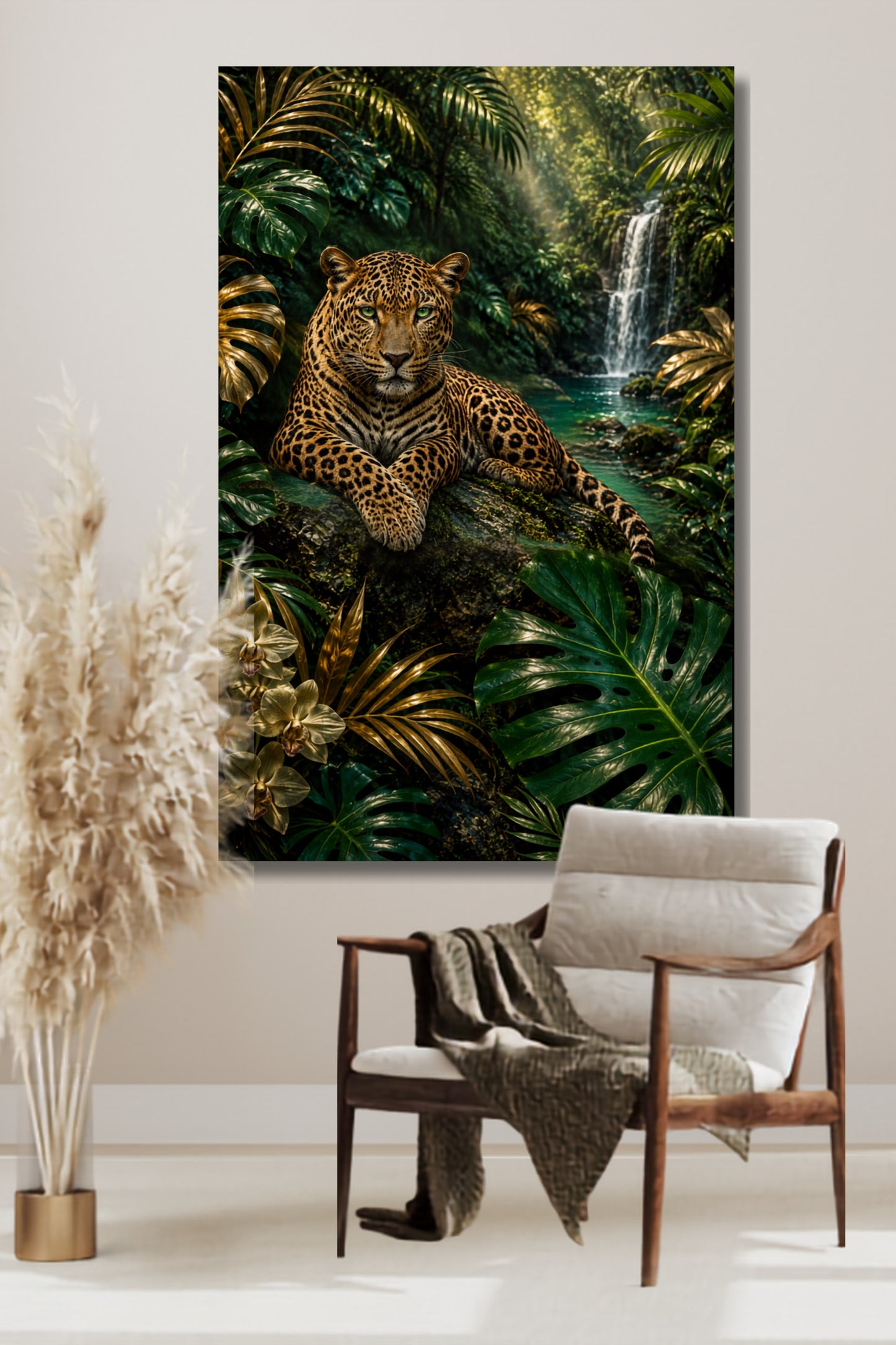 Leinwand Leopard in tropischer Regenwaldlandschaft mit Wasserfall, üppiger Vegetation und goldgrünen Blättern über einem hellen Sessel neben dekorativem Pampasgras.
