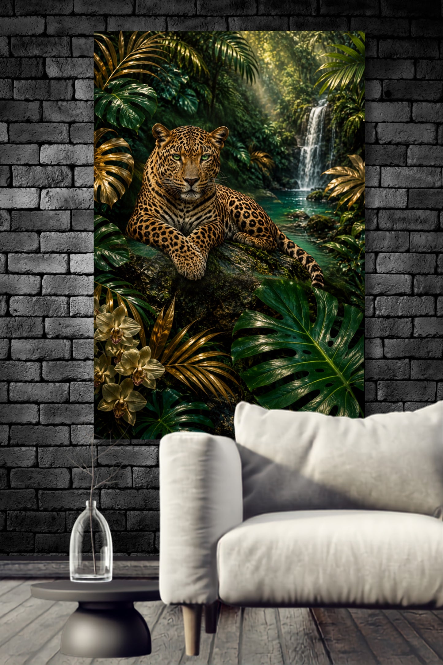 Leinwand Leopard in tropischer Regenwaldlandschaft mit Wasserfall, üppiger Vegetation und goldgrünen Blättern vor dunkler Steinwand im Wohnraum.