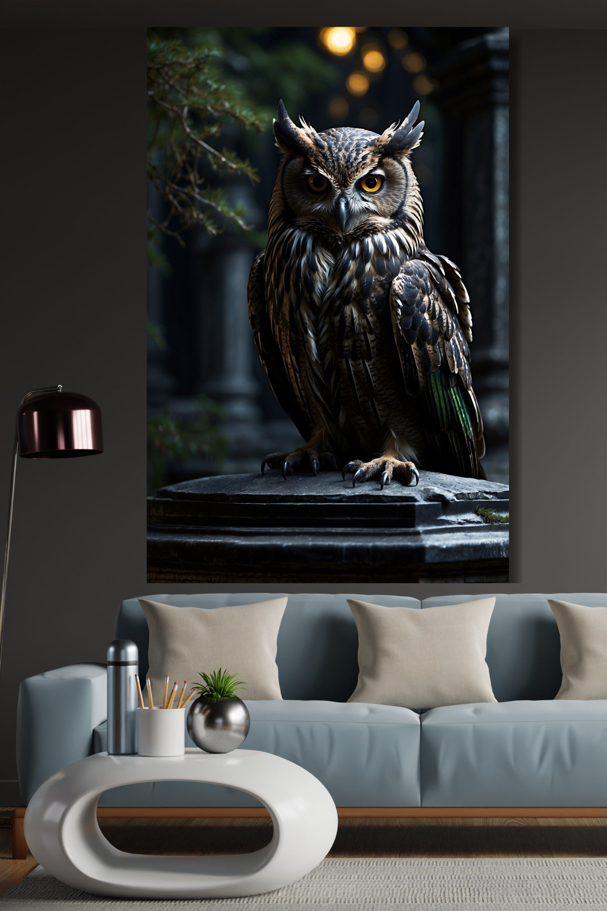 Poster Eule mit klarem Blick als Wandkunst über einem Sofa in einem modernen Wohnzimmer mit dunkler Wandgestaltung.