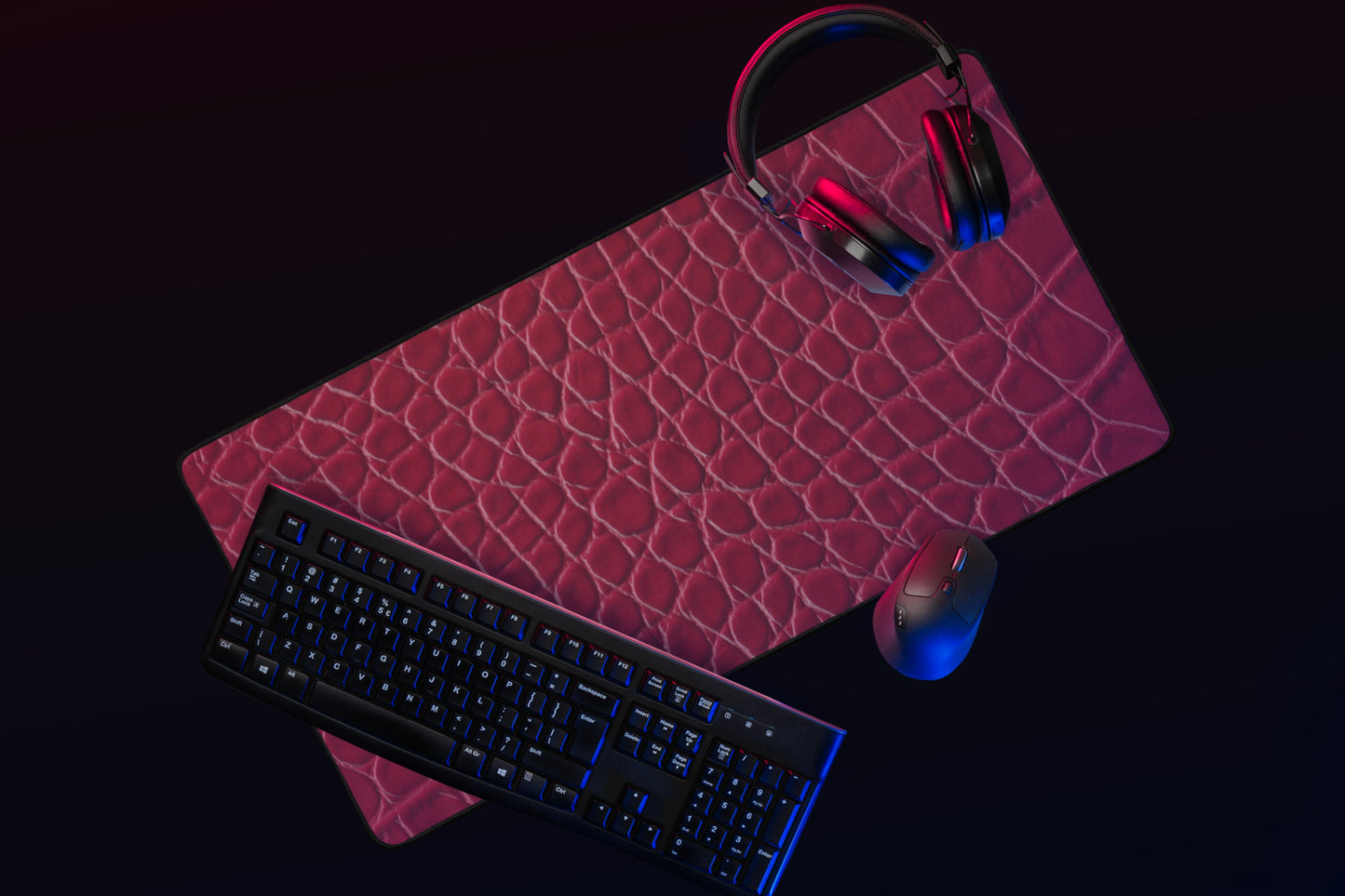 Große rote Desk Mat mit Kroko-Struktur in dunklem Gaming-Setup mit Tastatur, Maus und Kopfhörern