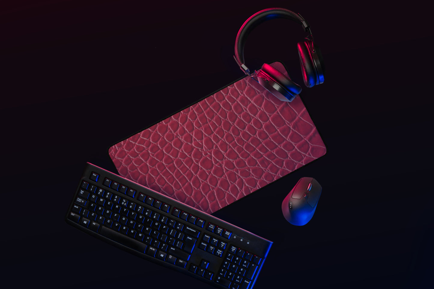 Mittlere rote Desk Mat mit Kroko-Struktur in dunklem Gaming-Setup mit Tastatur, Maus und Kopfhörern