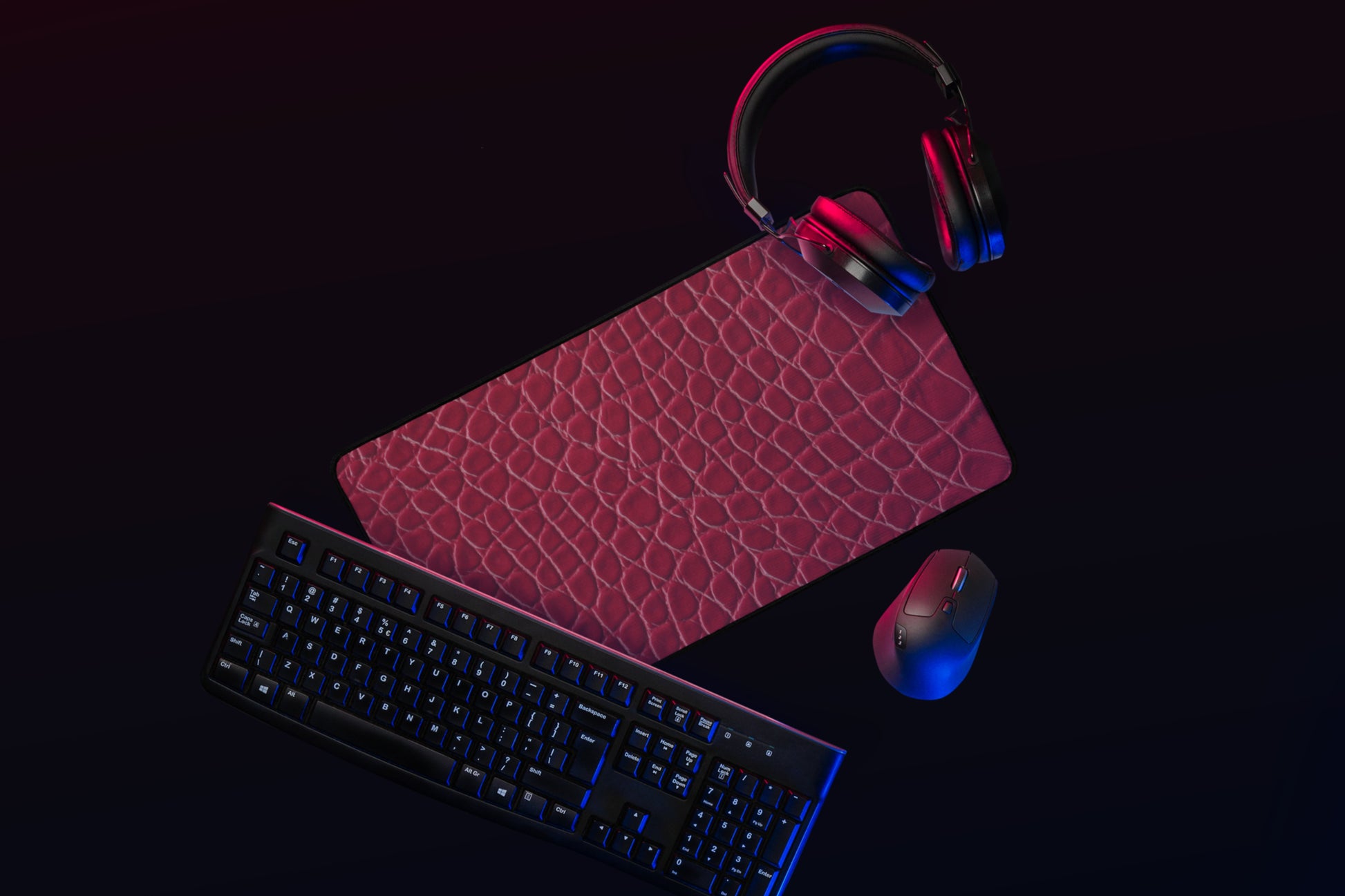 Mittlere rote Desk Mat mit Kroko-Struktur in dunklem Gaming-Setup mit Tastatur, Maus und Kopfhörern