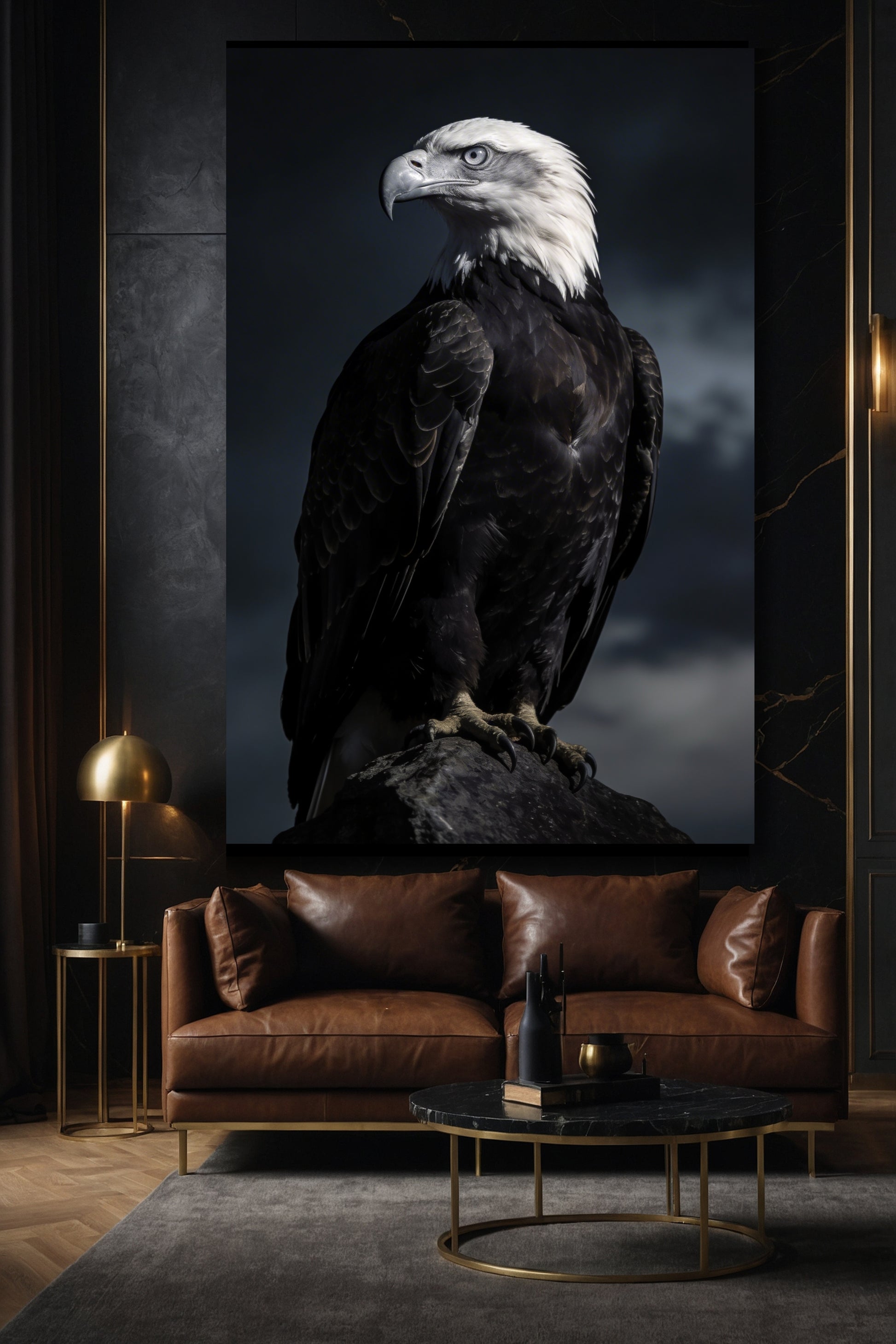 Adler Leinwand 40x60 Zoll über braunem Ledersofa in elegantem Wohnzimmer mit dunkler Wand und warmen Lichtakzenten
