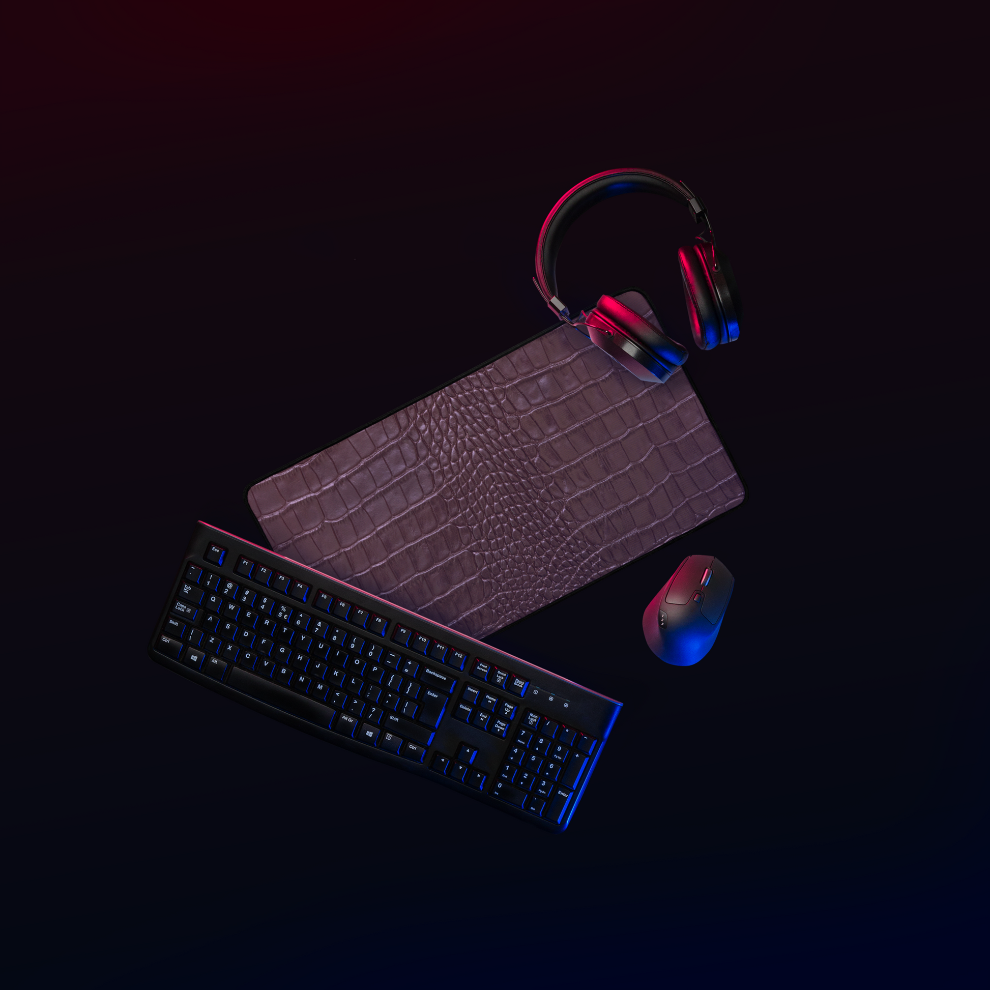 Schreibtischunterlage in dunkelbrauner Krokoleder Optik mit Headset, Tastatur und Maus in dunklem Workspace mit moderner Beleuchtung.
