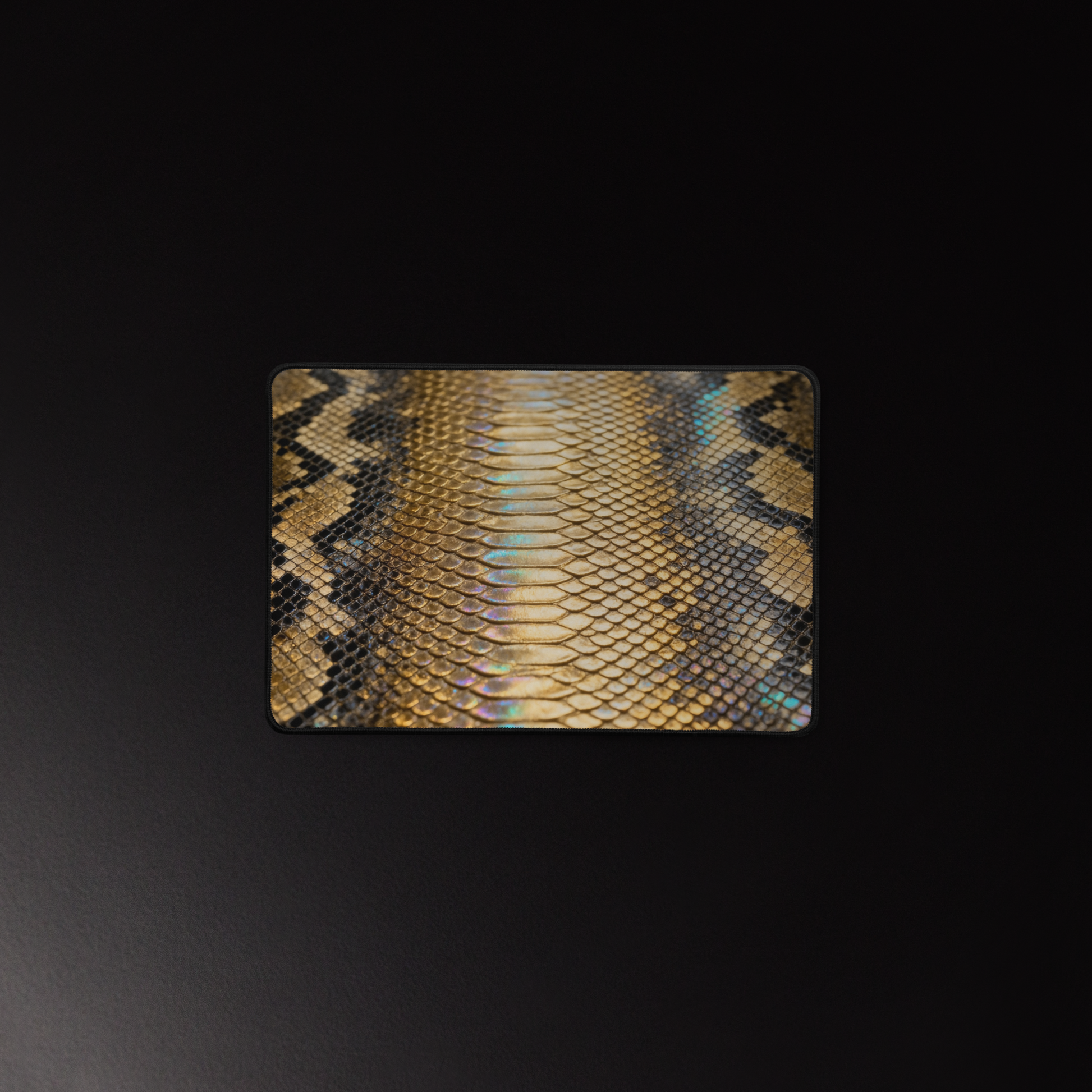 Schreibtischunterlage mit schimmernder Reptilienlederstruktur in Gold als luxuriöse Desk Mat im Format 12x18 Zoll